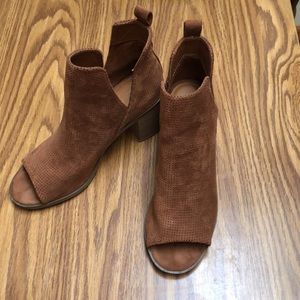 Size 8 Vintage thread fall brown bootie heels